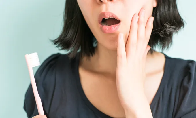 歯がしみる原因とは?知覚過敏・虫歯・歯周病に分けて解説